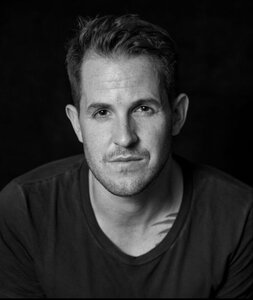 Ден Джонс - фото