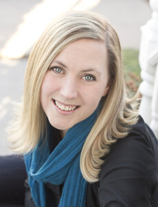 Ребекка Яррос - фото