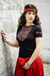 Футболка жіноча "Мережка червона" к.в., чорного кольору - фото обкладинки книги