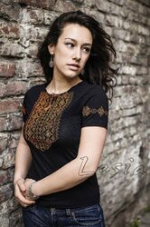 Футболка жіноча Мережка з жовтою вишивкою к.в., чорного кольору - фото обкладинки книги