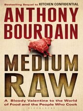 Medium Raw: A Bloody Valentine to the World of Food and the People Who Cook - фото обкладинки книги