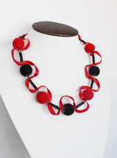 Намисто червоно-чорне (в'язані кульки, бісер, хвиляста стрічка) - фото обкладинки книги