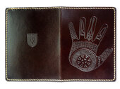Обкладинка на паспорт "Рука" темно-коричневий - фото обкладинки книги
