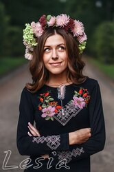 Вишиванка жіноча "Шипшина" довгий рукав чорного кольору - фото обкладинки книги