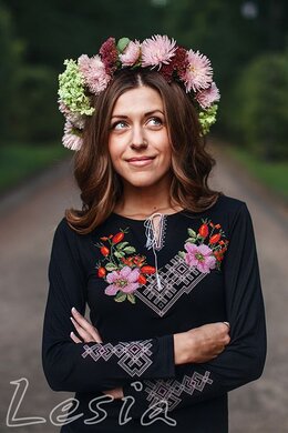 Вишиванка жіноча "Шипшина" довгий рукав чорного кольору - фото книги