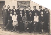 1920–1930-ті. Золочів. Члени ОУН і «Просвіти» біля «Читальні Просвіти»