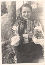 1940. Теофілія Бзова на ґанку в будинку батьків