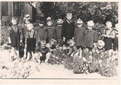 1952. Юрко в оточенні вихованців дитбудинку