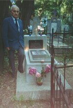 2003. Василь біля могили братів Іларія та Ілька