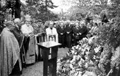 На могилі Є.Коновальця, Роттердам, 1958 р._1