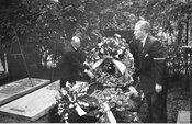 На могилі Є.Коновальця, Роттердам, 1958 р._2