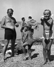 С.Бандера на відпочинку з дітьми, 1950-54 рр.