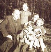 С.Бандера з сім'єю, сер. 1950-х рр.