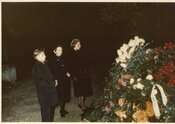 Сім'я на могилі С.Бандери_2