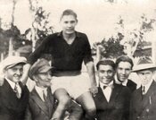 Кін. 1920-х рр. Роман Шухевич із товаришами після футбольного матчу (Проєкт «Молодь пам’ятає Шухевича»)