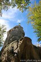 Прапор України на скелі в Бубнищі. Сучасне фото (Фото П. Задорожного)