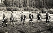 Сер. 1920-х рр.  «Тури»-мандрівники в Карпатах. Роман Шухевич перший ліворуч (МАПР. Фото надане Юрієм Юзичем)