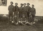 1925 р. Роман Шухевич серед друзів-пластунів у Жаб'є (МАПР; фото надане Юрієм Юзичем)