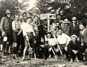 Літо 1926 р. Під час будівництва пластового табору-оселі «Сокіл» на схилі гори Сехліс у Ґорґанах. Роман Шухевич — праворуч від вказівника (МАПР, фото надане Юрієм Юзичем)
