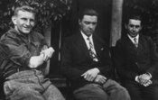 Поч. 1930-х рр. Роман Шухевич, Юрій Березинський (швагер Романа й виконавець замаху на комісара Чеховського), NN. Оглядів (АЦДВР)