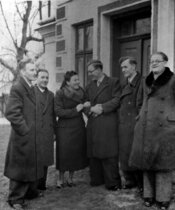 1930-ті рр. Роман Шухевич ліворуч у колі приятелів (АЦДВР)