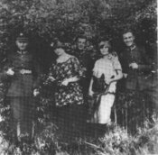 Орієнт. 1928 р. Роман Шухевич серед знайомих в однострої підпоручика польської армії (АЦДВР)