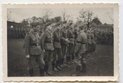 1941 р. Роман Шухевич перед строєм «Нахтіґалю». На рукаві — чорна пов'язка, знак жалоби за вбитим на Лонцького братом (АЦДВР)