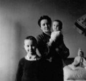 1941 р. Наталка Шухевич із сином Юрком і донькою Марією у Кракові (АЦДВР)
