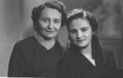 1930-ті рр. Євгенія Шухевич із донькою Наталією (АЦДВР)