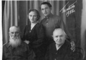 1955 р. Сидять: єпископ Іван Лятишевський та Євгенія, мати Романа Шухевича. Стоять: сестра Шухевича Наталя із чоловіком. На засланні (АЦДВР)