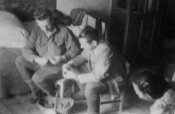 1940-ві рр. Роман Шухевич і Олекса Гасин чистять картоплю, поряд — Галина Дидик. На підпільній квартирі в Білогорщі (АЦДВР)