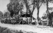 Пер. пол. 1940-х рр. Повстанський загін на марші через село (АЦДВР)